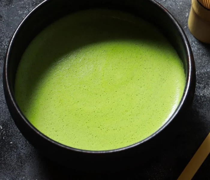 Frisch aufgeschlagener japanischer Matcha