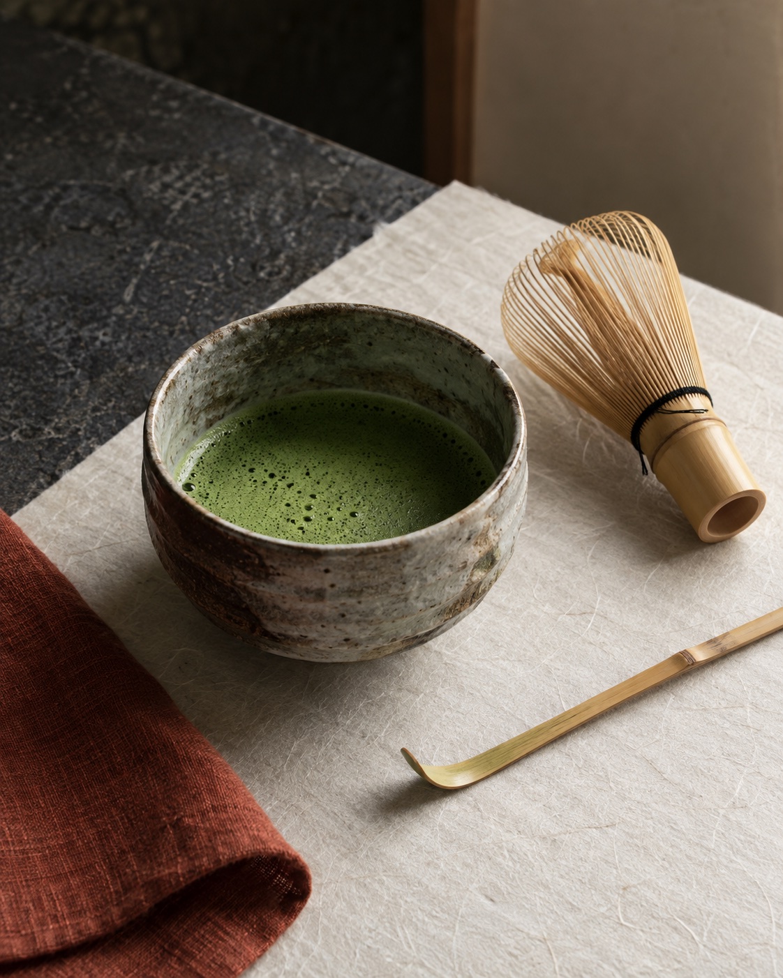 Japanischer Matcha, Bambusbesen und Teeutensilien für eine Schale